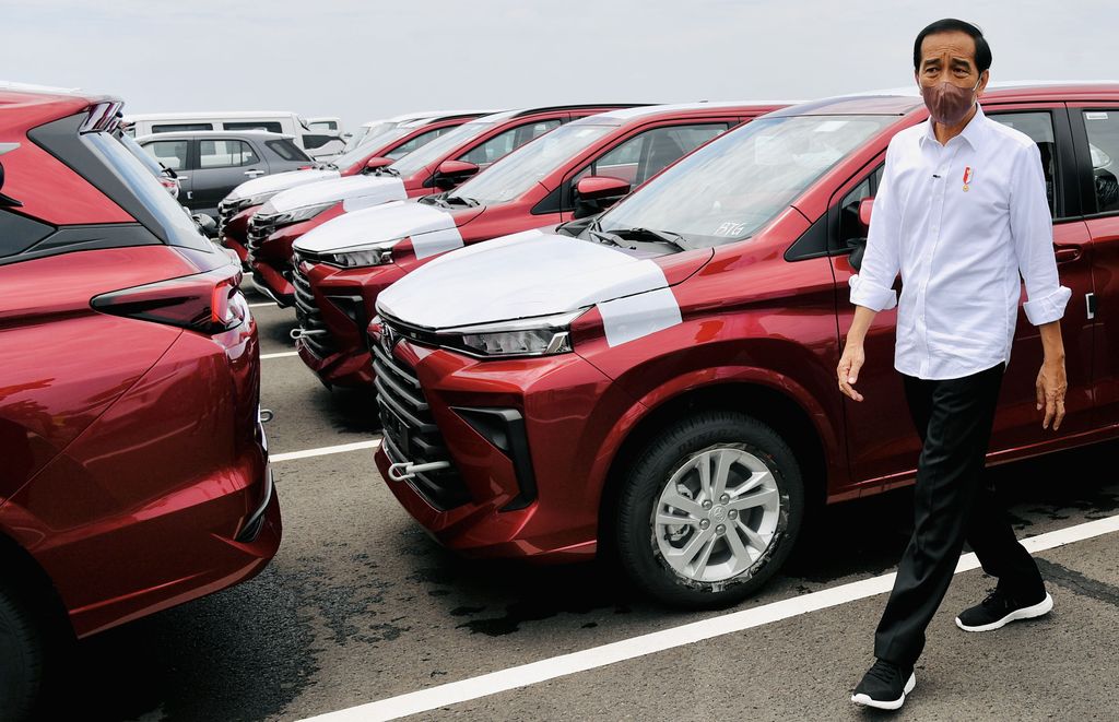 Presiden Joko Widodo membuka pintu mobil saat meninjau pelepasan ekspor mobil ke sejumlah negara, di Pelabuhan Patimban, Kabupaten Subang, Jawa Barat, Selasa (8/3/2022). Pelabuhan Patimban mulai melakukan ekspor kendaraan pada 17 Desember 2021, dan hingga kini ekspor kendaraan secara utuh atau completely built up (CBU) telah mencapai 24,000 unit, ANTARA FOTO/HO-Biro Pers Sekretariat Presiden/tom.