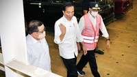 Jokowi meninjau Pelabuhan Patimban yang sudah beroperasi 3 bulan sejak Desember 2021 ini dengan didampingi Menteri Perhubungan Budi Karya Sumadi.