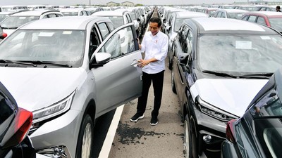 Momen Jokowi Tinjau Pelepasan Ekspor Mobil di Pelabuhan Patimban
