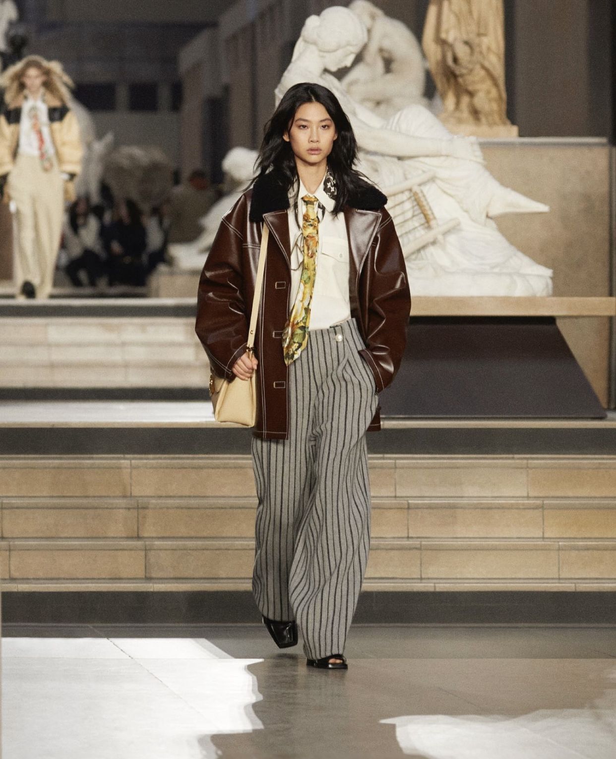 Jung Ho Yeon di Paris Fashion Week 2022