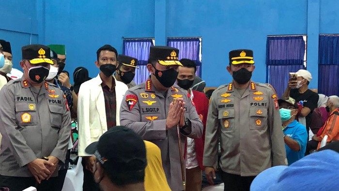 Kapolri Jenderal Listyo Sigit Prabowo memantau operasi pasar minyak goreng di GOR Radio Dalam