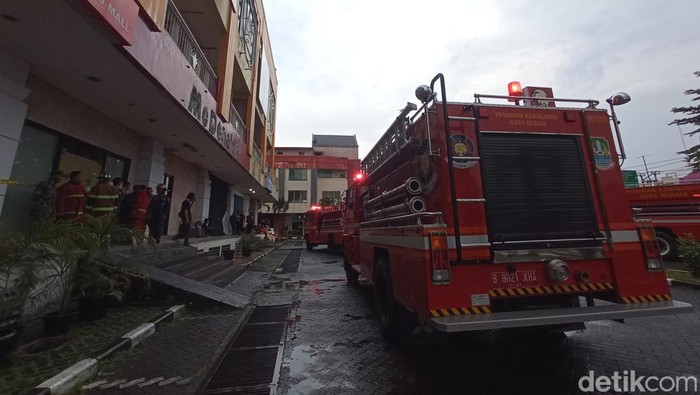 Kebakaran di Pusat perbelanjaan Grand Mal, Jalan Jendral Sudirman, Kota Bekasi telah dipadamkan. (Fakhri F/detikcom)