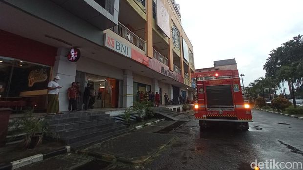 Kebakaran di Pusat perbelanjaan Grand Mal, Jalan Jendral Sudirman, Kota Bekasi telah dipadamkan. (Fakhri F/detikcom)