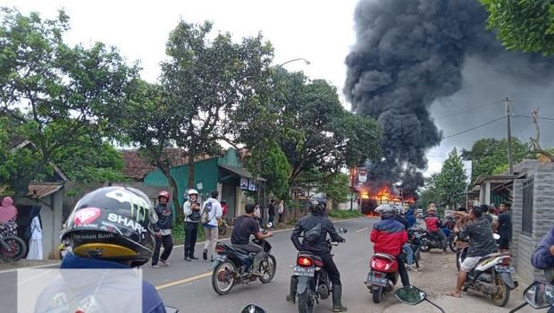 Kebakaran truk muatan styrofoam di Serang, Banten, Selasa (8/3/2022).