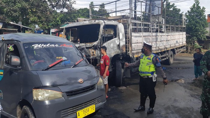 Kebakaran truk muatan styrofoam di Serang, Banten, Selasa (8/3/2022).