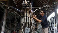 Instalasi itu berbahan ratusan knalpot brong (tidak standar) hasil sitaan razia Polres Sukoharjo, Jawa Tengah.