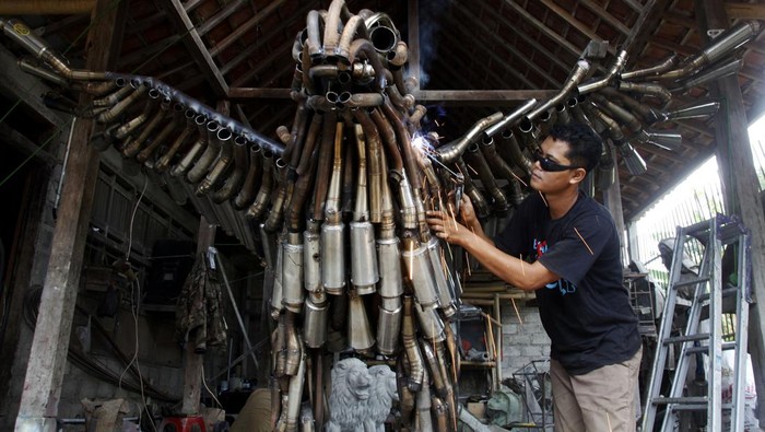Keren, Instalasi Burung Garuda Ini Terbuat dari Knalpot Brong Pekerja membuat instalasi burung garuda di Mata Jiwa Studio, Sukoharjo, Jawa Tengah, Selasa (8/3//2022). Instalasi berbahan ratusan knalpot brong (tidak standar) hasil sitaan razia Polres Sukoharjo, Jawa Tengah tersebut nantinya akan dipasang sebagai ikon baru Kabupaten Sukoharjo sekaligus pertanda kabupaten setempat bersih dari penggunaaan knalpot brong. ANTARAFOTO/Maulana Surya/tom.