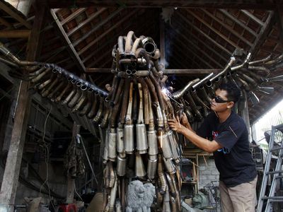 Keren, Instalasi Burung Garuda Ini Terbuat dari Knalpot Brong
