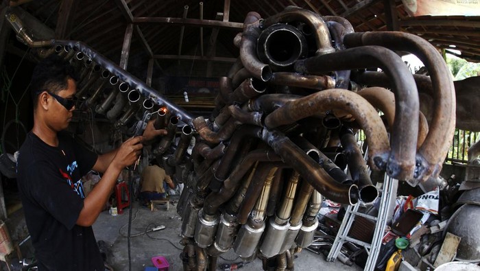 Keren, Instalasi Burung Garuda Ini Terbuat dari Knalpot Brong Pekerja membuat instalasi burung garuda di Mata Jiwa Studio, Sukoharjo, Jawa Tengah, Selasa (8/3//2022). Instalasi berbahan ratusan knalpot brong (tidak standar) hasil sitaan razia Polres Sukoharjo, Jawa Tengah tersebut nantinya akan dipasang sebagai ikon baru Kabupaten Sukoharjo sekaligus pertanda kabupaten setempat bersih dari penggunaaan knalpot brong. ANTARAFOTO/Maulana Surya/tom.