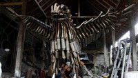 Pekerja membuat instalasi burung garuda di Mata Jiwa Studio, Sukoharjo, Jawa Tengah, Selasa (8/3//2022).