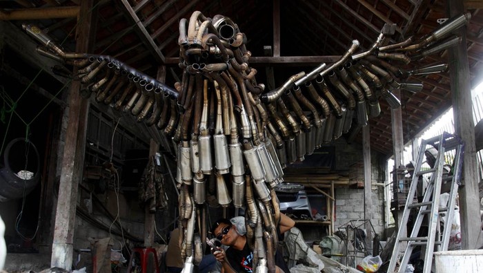 Pekerja membuat instalasi burung garuda di Mata Jiwa Studio, Sukoharjo, Jawa Tengah, Selasa (8/3//2022). Instalasi berbahan ratusan knalpot brong (tidak standar) hasil sitaan razia Polres Sukoharjo, Jawa Tengah tersebut nantinya akan dipasang sebagai ikon baru Kabupaten Sukoharjo sekaligus pertanda kabupaten setempat bersih dari penggunaaan knalpot brong. ANTARAFOTO/Maulana Surya/tom.