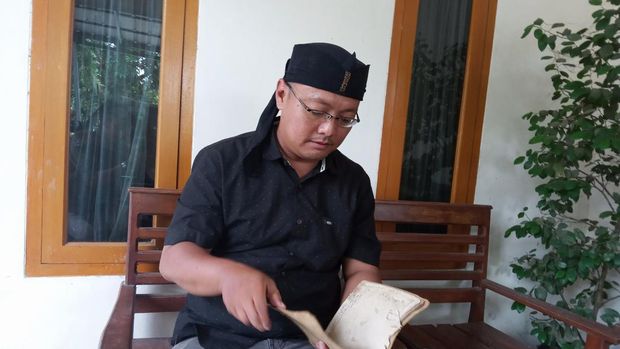 Ketua Lembaga Adat Pangandaran Erik Krisna Yudha yang sedang membuka Babad Cijulang.