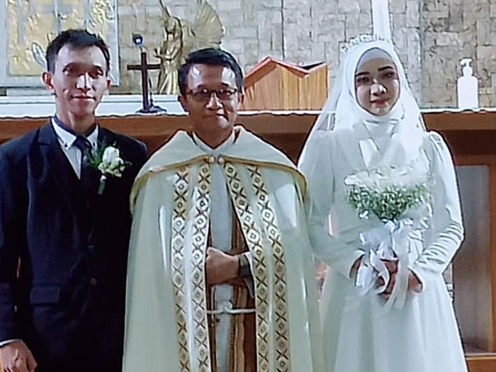 Kisah pengantin viral di media sosial. Kisah pengantin viral di media sosial.