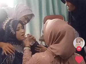 Viral Emak-emak Kesurupan Saat Kondangan, Bawa Pesan Leluhur Buat Pengantin
