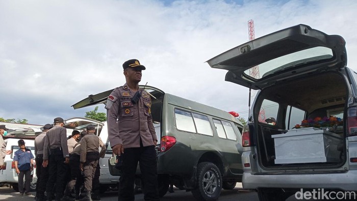 KKB Papua membantai 8 orang karyawan PT Palapa Timur Telematika (PTT). Mereka dibantai saat memperbaiki tower base transceiver station (BTS) 3 Telkomsel.