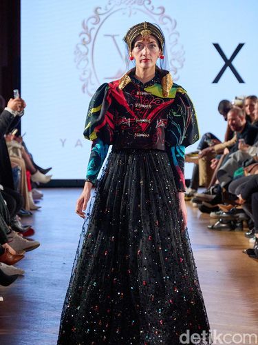 Koleksi busana Yanti Adeni yang mengusung tema Coronation, dalam acara Gerakan Ekonomi Kreatif Nasional (Gekrafs)