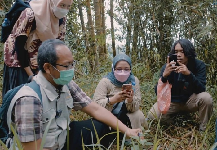 Komunitas pemerhati dan pecinta herbal menjelajahi bukit Turgo Sleman beberpa waktu lalu.