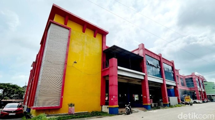 Kondisi pasar sentral di Kabupaten Pinrang yang dinilai mubazir karena tak dipakai (detiksulsel/Abduh)