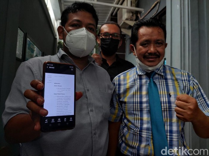 Kuasa hukum penggugat menunjukkan keputusan majelis hakim yang memutuskan PT Greenfields melanggar hukum dengan mencemari lingkungan