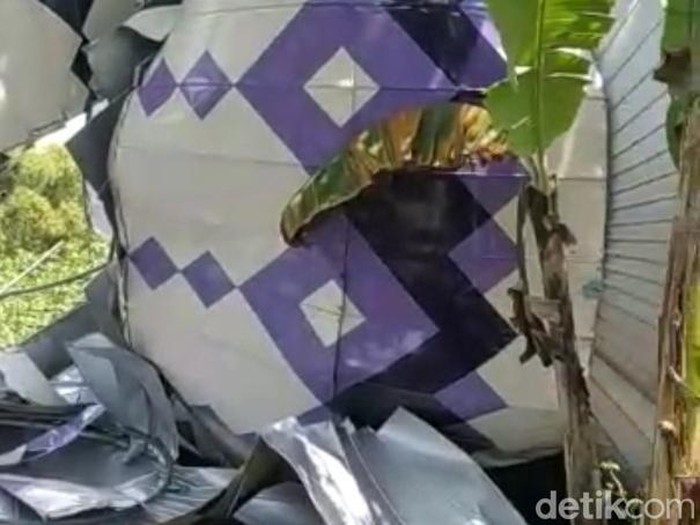 Kubah sebuah masjid di Lamongan yang diterpa angin kencang dan roboh