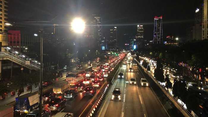 Lalu lintas di Tol Dalam Kota mengarah ke Tol Cawang macet, Selasa (8/3/2022) pukul 19.58 WIB