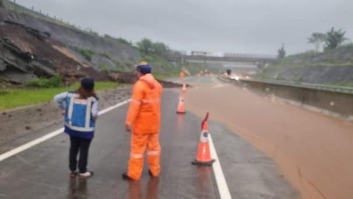 Longsor terjadi di Tol Pandaan-Malang. Tepatnya di KM 77 hingga KM 79 longsor. Dampak jalur tol dari arah Surabaya dan Malang ditutup.