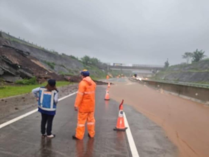 Longsor terjadi di Tol Pandaan-Malang. Tepatnya di KM 77 hingga KM 79 longsor. Dampak jalur tol dari arah Surabaya dan Malang ditutup.