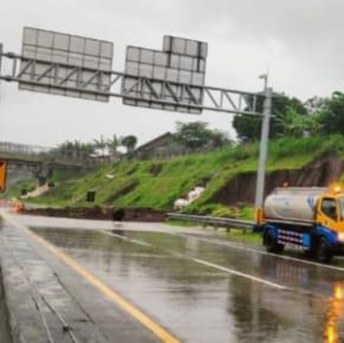 Longsor terjadi di Tol Pandaan-Malang. Tepatnya di KM 77 hingga KM 79 longsor. Dampak jalur tol dari arah Surabaya dan Malang ditutup.