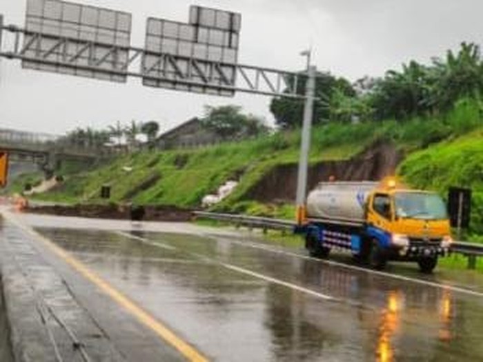 Longsor terjadi di Tol Pandaan-Malang. Tepatnya di KM 77 hingga KM 79 longsor. Dampak jalur tol dari arah Surabaya dan Malang ditutup.