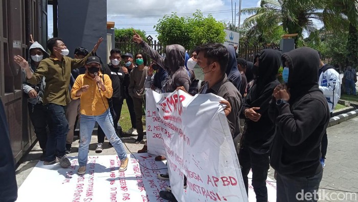 Mahasiswa geruduk kantor DPRD Kaltim gegara polemik eks Ketua DPRD masih teken APBD (detikcom/Budi Kurniawan)