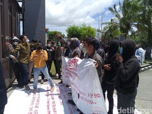 Polemik Eks Ketua DPRD Kaltim Masih Teken APBD, Mahasiswa Geruduk Dewan