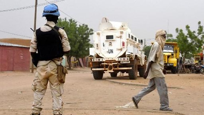 United Nations MUNISMA peacekeepers patrol the streets of Gao, eastern Mali on August 3, 2018. - President Ibrahim Boubacar Keita on August 3, 2018 urged Malians who voted for him to turn out for a second round next week while his run-off opponent Soumaila Cisse called on parties to forge a 