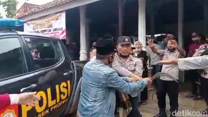 Massa serbu balai desa di Pamekasan