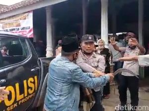 Saat Warga Bercelurit di Pamekasan Obrak-abrik Balai Desa Gegara Pilkades