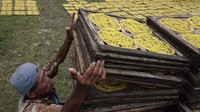 Pekerja menjemur mi kenyol di salah satu sentra produksi mi kenyol di Kasepuhan, Kabupaten Batang, Jawa Tengah, Senin (7/3/2022).  Produksi mi kenyol masih mengandalkan panas matahari untuk mengeringkan. Jika cuaca mendung apalagi hujan, produksi akan menjadi lebih lama. 