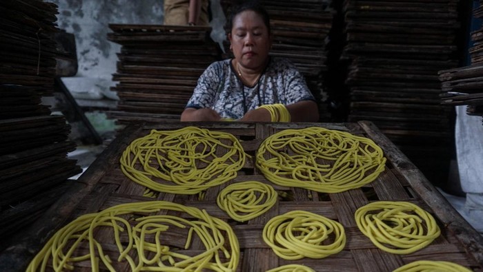 Menengok Produksi Mi Kenyol di Batang Pekerja menjemur mi kenyol di salah satu sentra produksi mi kenyol di Kasepuhan, Kabupaten Batang, Jawa Tengah, Senin (7/3/2022). Mi kenyol yang biasa ditemukan sebagai menu tambahan pada pecel tersebut mampu diproduksi sebanyak tiga kuintal per hari dan dijual dengan harga Rp13.000 per kilogram. ANTARA FOTO/Harviyan Perdana Putra/rwa.
