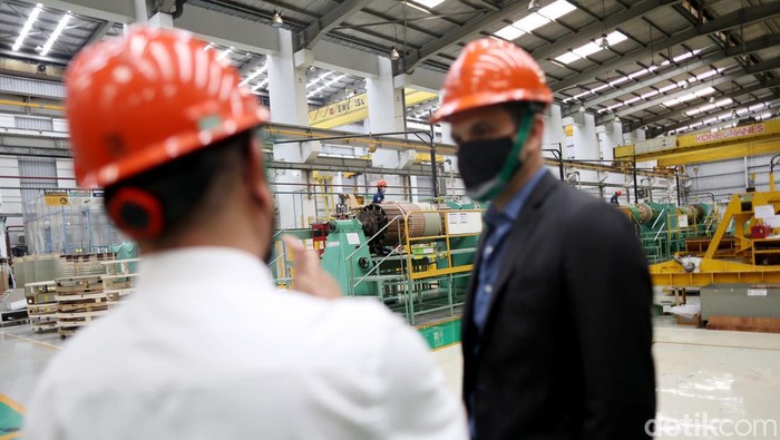 Karyawan memeriksa transformator produksi  PT. Elsewedy Electric Indonesia (EEI), Cileungsi, Bogor, Jawa Barat, Selasa (8/3/2022). Elsewedy Electric Indonesia mendukung program pemerintah Indonesia untuk menciptakan kemudahan akses mendapatkan listrik  bagi masyarakat melalui pemerataan listrik ke seluruh Indonesia yang hingga saat ini telah mencapai 62.141 MVA.