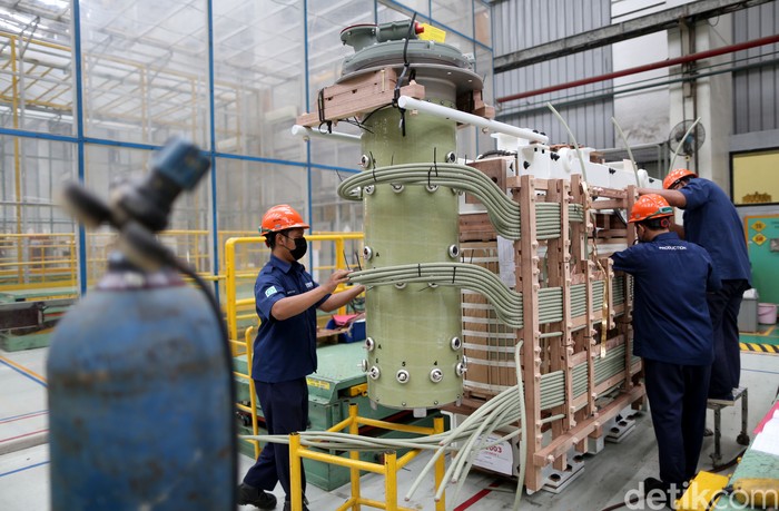 Karyawan memeriksa transformator produksi  PT. Elsewedy Electric Indonesia (EEI), Cileungsi, Bogor, Jawa Barat, Selasa (8/3/2022). Elsewedy Electric Indonesia mendukung program pemerintah Indonesia untuk menciptakan kemudahan akses mendapatkan listrik  bagi masyarakat melalui pemerataan listrik ke seluruh Indonesia yang hingga saat ini telah mencapai 62.141 MVA.