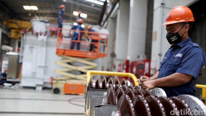 Karyawan memeriksa transformator produksi  PT. Elsewedy Electric Indonesia (EEI), Cileungsi, Bogor, Jawa Barat, Selasa (8/3/2022). Elsewedy Electric Indonesia mendukung program pemerintah Indonesia untuk menciptakan kemudahan akses mendapatkan listri