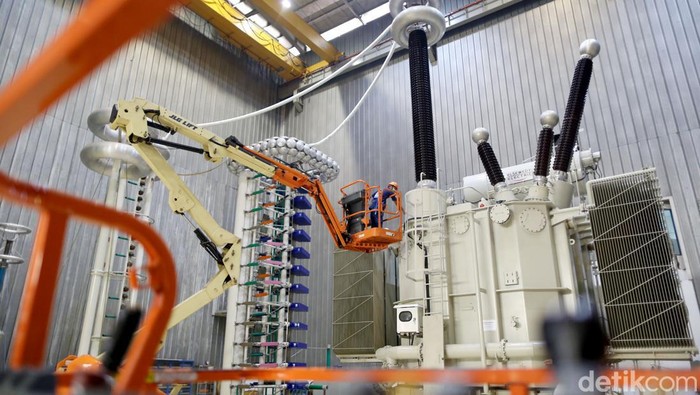 Mengintip Pabrik Travo Karya Anak Bangsa demi Kemudahan Akses Iistrik Karyawan memeriksa transformator produksi PT. Elsewedy Electric Indonesia (EEI), Cileungsi, Bogor, Jawa Barat, Selasa (8/3/2022). Elsewedy Electric Indonesia mendukung program pemerintah Indonesia untuk menciptakan kemudahan akses mendapatkan listrik bagi masyarakat melalui pemerataan listrik ke seluruh Indonesia yang hingga saat ini telah mencapai 62.141 MVA.