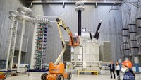 Karyawan memeriksa transformator produksi PT. Elsewedy Electric Indonesia (EEI), Cileungsi, Bogor, Jawa Barat, Selasa (8/3/2022). Elsewedy Electric Indonesia memberikan solusi End-to-End untuk transformator daya dan konstruksi infrastruktur yang mencakup desain, manufaktur, pengiriman, commissioning, instalasi dan servis. 