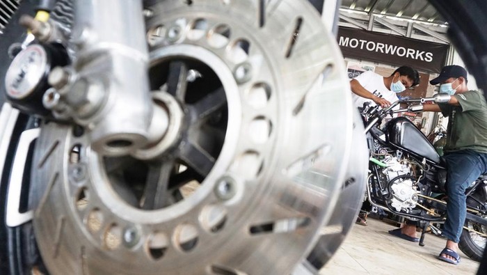 Mekanik memeriksa motor modifikasi khusus bagi penyandang disabilitas di Bengkel HK Motorworks, Cikampek, Karawang, Jawa Barat, Senin (7/3/2022). Bengkel tersebut menerima jasa repair, restorasi,  dan rebuild berbagai jenis sepeda motor dan menawarkan modifikasi khusus bagi penyandang disabilitas dengan menyesuaikan kondisi pengendara. ANTARA FOTO/M Ibnu Chazar/hp.