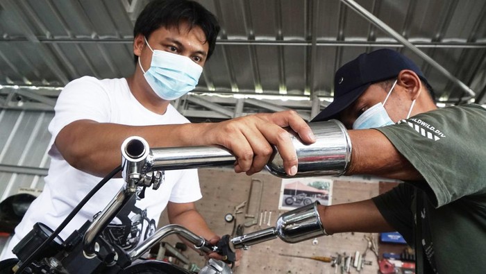 Mekanik memeriksa motor modifikasi khusus bagi penyandang disabilitas di Bengkel HK Motorworks, Cikampek, Karawang, Jawa Barat, Senin (7/3/2022). Bengkel tersebut menerima jasa repair, restorasi,  dan rebuild berbagai jenis sepeda motor dan menawarkan modifikasi khusus bagi penyandang disabilitas dengan menyesuaikan kondisi pengendara. ANTARA FOTO/M Ibnu Chazar/hp.
