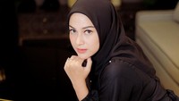 Wajah cantiknya mendukung kariernya yang semakin meroket. Foto: Instagram Nina Zatulini