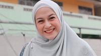 Saat tersenyum, banyak yang menyebut Nina Zatulini semakin mirip dengan aktris Hollywood tersebut. Foto: Instagram Nina Zatulini