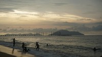 Traveler bisa menghabiskan waktu dengan main pasir di sini. Main air di pantai juga boleh, asal bawa baju ganti. Tempat ganti baju berupa toilet umum juga disediakan di pantai ini. (Wahyu Setyo Widodo/detikTravel)