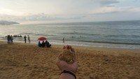 Begitu masuk kawasan pantai, traveler akan disambut butiran pasir yang halus. Warnanya memang bukan putih bersih, melainkan agak kecoklatan. 