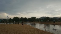 Kalau tidak mau berenang di laut, traveler bisa main air di laguna kecil yang ada sebelum masuk ke pantai. Banyak anak-anak kecil yang main air di sini. 