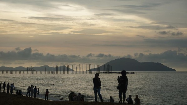 Potret Senja Tenggelam dengan Indah di Singkawang