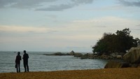 Penampakan pantai Samudra Indah ini mirip seperti yang ada di Belitung karena ada batu-batu besar di pesisir pantainya. Banyak wisatawan yang datang ke sini bersama dengan pasangan. 